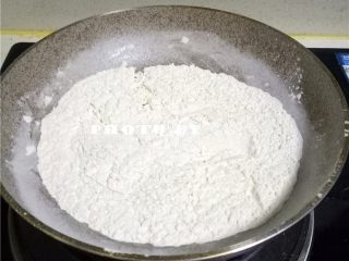 9、自制枣泥馅,糯米粉炒黄,关火;