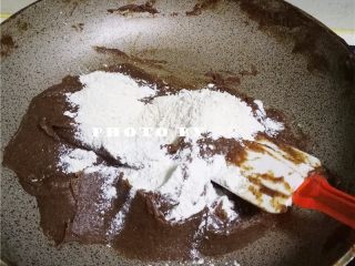 11、自制枣泥馅,调入炒香的糯米粉;