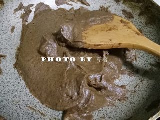 12、自制枣泥馅,搅拌均匀,关火;