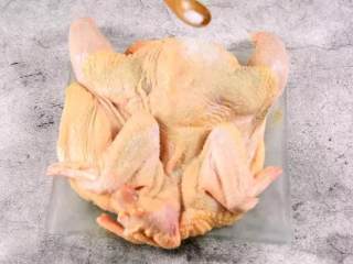 1、滋滋冒油的飘香葱油鸡，简单到让我再也不想去外面吃饭了！,撒入胡椒粉、盐，抹匀，腌制15分钟