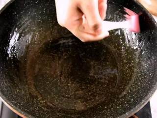 2、滋滋冒油的飘香葱油鸡，简单到让我再也不想去外面吃饭了！,用油刷刷匀，再用姜片、葱段、大蒜铺底