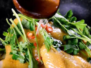 7、滋滋冒油的飘香葱油鸡，简单到让我再也不想去外面吃饭了！,再淋一勺热油即可