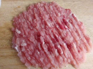 1、肉末炖豆腐,梅花肉先切颗粒，剁碎。