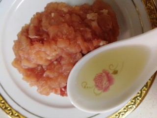 2、肉末炖豆腐,加一汤匙料酒去腥。