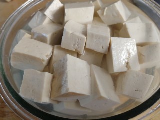 5、肉末炖豆腐,切小块儿，开水里泡几分钟，去豆腥味儿。