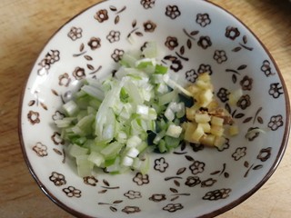 6、肉末炖豆腐,切些葱花和姜末。