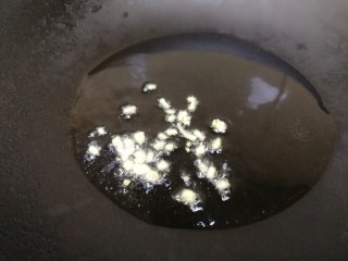 7、肉末炖豆腐,热锅凉油，放入姜末，小火炸香。
