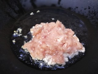 8、肉末炖豆腐,放入肉末，文火滑散。