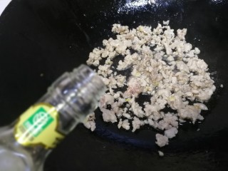 9、肉末炖豆腐,加入一汤匙白酒，文火烹香去腥。