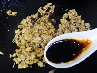 11、肉末炖豆腐,加半勺老抽，文火炒匀上色。