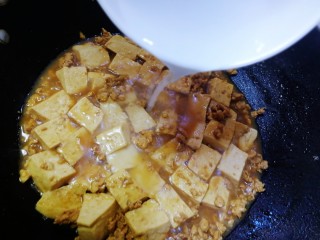 15、肉末炖豆腐,炖至汤汁剩下一少半，倒入半小碗水淀粉，文火烧至汤汁浓稠，撒上葱花即可。