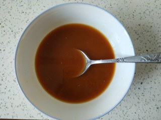 6、鱼香二丁,小碗中放入一勺料酒，两勺生抽，三勺醋，四勺糖，两勺淀粉，适量清水，调匀