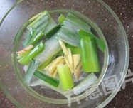 1、香辣水煮虾丸,适量葱姜用温水浸泡出味，滤去葱姜，留葱姜水备用