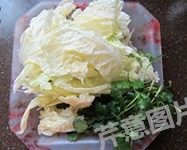 2、香辣水煮虾丸,大白菜和香菜洗净控水，备用