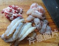 3、香辣水煮虾丸,大虾去头去壳取虾肉洗净吸干水分备用；取净鱼肉洗净吸干水分备用；五花肉切粒备用