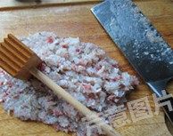 4、香辣水煮虾丸,将虾肉、鱼肉、五花肉细细斩成肉泥，有肉锤的可以砸一砸，口感更细腻