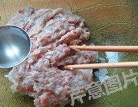 5、香辣水煮虾丸,肉泥中少量多次加入葱姜水，并顺同一方向用力搅拌，直至肉泥上劲，即搅拌不动了