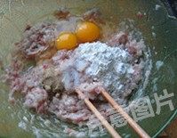 6、香辣水煮虾丸,肉泥中加入鸡蛋（我的是双黄蛋，完全是意外，只要一个鸡蛋即可）、干淀粉、盐和白胡椒粉