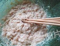 7、香辣水煮虾丸,扔顺原来的方向搅拌均匀，成肉馅备用