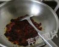 8、香辣水煮虾丸,起炒锅，热锅入凉油，小火煸炒郫县豆瓣至出红油，再加入葱姜蒜末煸炒出香味儿