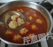 11、香辣水煮虾丸,保持中火慢慢煮至肉圆浮起，再煮5到10分钟至肉圆熟透，捞出备用