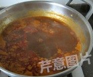 12、香辣水煮虾丸,汤汁中加入适量盐和糖调味，并大火煮开