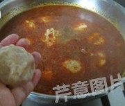 10、香辣水煮虾丸,煮至汤汁将沸未沸时，将肉馅搓成适当大小的肉圆，一个个下入锅中