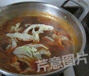 13、香辣水煮虾丸,下入白菜叶，再次大火煮开