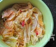 14、香辣水煮虾丸,捞出白菜叶垫在容器底部