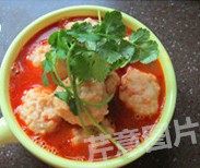 16、香辣水煮虾丸,浇上汤汁，撒适量香菜叶提味，即可