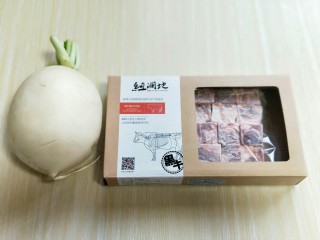 1、做年货+养生-增强免疫力的牛肉萝卜煲,准备食材。