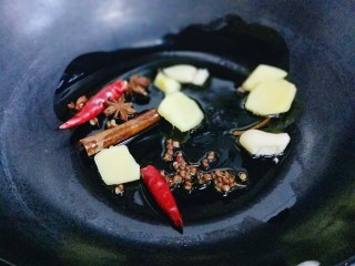 5、做年货+养生-增强免疫力的牛肉萝卜煲,起油锅,加入香料炒香。