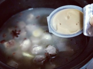 8、做年货+养生-增强免疫力的牛肉萝卜煲,加入1000ml的清水,加入浓汤宝,大火烧开后,转小火慢炖35分钟。(我盒马买的牛肉粒特别鲜嫩,所以35分钟就烂糊了) 炖煮牛肉的时间可以根据实际情况增肌看。