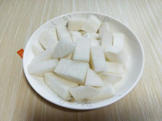 9、做年货+养生-增强免疫力的牛肉萝卜煲,白萝卜去皮,切块。