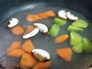 12、做年货+养生-增强免疫力的牛肉萝卜煲,将香菇,胡萝卜,莴笋焯水,同样,水烧开后加入三者,再次烧开后立即捞出。