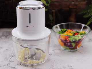 9、蒜香沙拉时蔬水果,大蒜去皮后，用绞肉机绞碎。