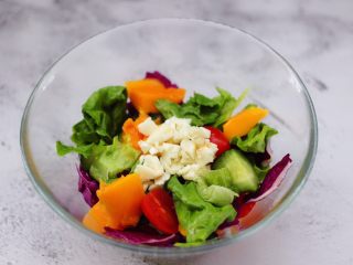 10、蒜香沙拉时蔬水果,把绞碎的大蒜放到食材上面。