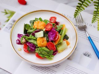 15、蒜香沙拉时蔬水果,每次都吃不够，一次一盘不够吃。