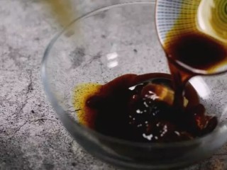 2、春节必须鸡鸭鱼肉,海南干煸鸭,简单又美味,碗中倒入黄豆酱、腐乳、蚝油、老抽、生抽、糖,拌匀