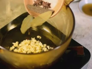 3、春节必须鸡鸭鱼肉,海南干煸鸭,简单又美味,起油锅,倒入姜蒜、八角、大叶、桂皮炒香