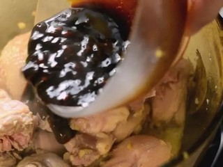 4、春节必须鸡鸭鱼肉,海南干煸鸭,简单又美味,倒入鸭肉翻炒均匀,再淋上料酒、调料汁再次炒匀