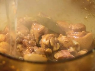 5、春节必须鸡鸭鱼肉,海南干煸鸭,简单又美味,倒入一小碗清水,开中火,