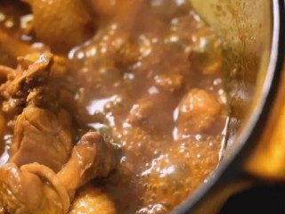 7、春节必须鸡鸭鱼肉,海南干煸鸭,简单又美味,开盖后,转大火收浓汤汁即可