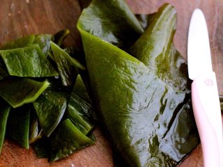 2、什锦海鲜羊蝎子鸳鸯火锅,海带提前浸泡两个小时后洗净用刀切片