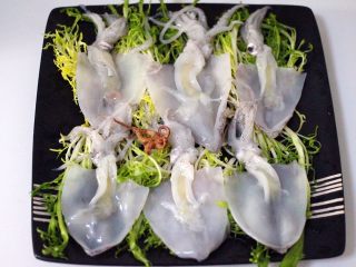 4、什锦海鲜羊蝎子鸳鸯火锅,笔管蛸去五脏后洗净备用