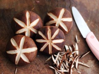 5、什锦海鲜羊蝎子鸳鸯火锅,香菇去蒂后洗净用刀刻成自己喜欢的花样