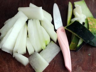 6、什锦海鲜羊蝎子鸳鸯火锅,冬瓜用刀去皮去瓤洗净后切片备用