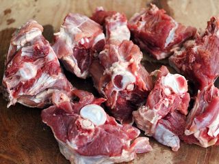 10、什锦海鲜羊蝎子鸳鸯火锅,羊蝎子洗净后用刀切成大块