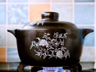 13、什锦海鲜羊蝎子鸳鸯火锅,盖上盖子大火煮沸转小火慢慢炖煮1个半小时