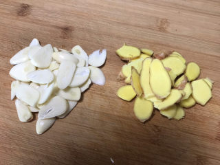 1、爆炒牛蛙,大蒜和鲜姜切成小片